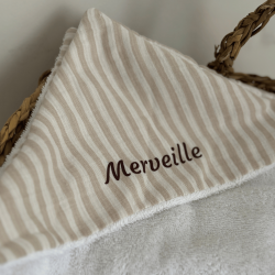 Cape de bain bébé personnalisée beige rayée | Maïlu & Cie